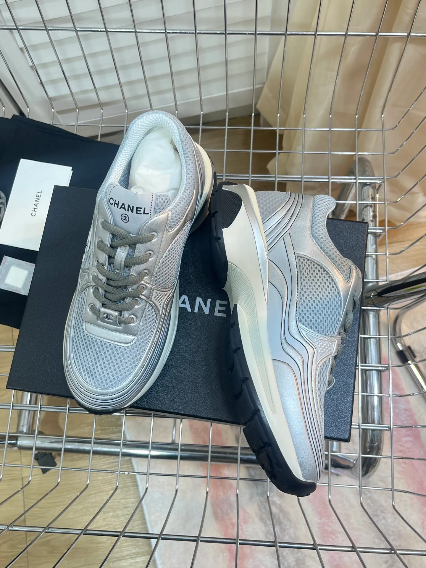 👟👟Ex-factory price 640👟👟 Men +10chanel Chanel 2023 early spring vacation series latest casual sports shoes silver white, gold white, silver gray, black and red! Incomparably beautiful and easy to wear, very light, the lining is also super soft, super comfortable, the upper is breathable, the color is high-end and durable, versatile. Upper: cowhide and cloth stitching. Lining: breathable mesh. Original foam combination outsole. Size: 35-45.